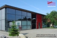 Firmenhalle aus Glas mit Tor